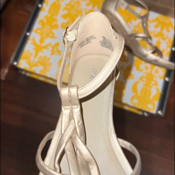 Gold metallic wedges with slip-proof soles - Picture 8 of 11